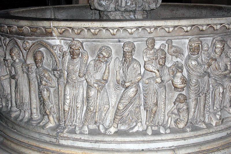 07 Lucca - S. Frediano, il battistero.JPG